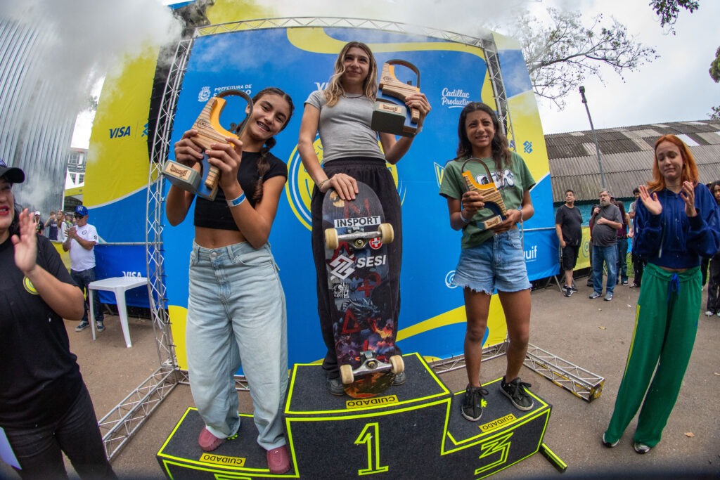 Helena Laurino, Maria Santiago e Luiza Hiumi no pódio do Vert Battle. Foto: Fabricio Bomjardim/TheNews2