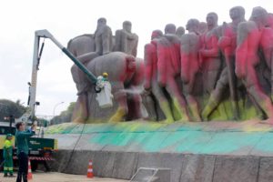 Victor Brecheret Filho speaks about the Spray Painted Monument to the Flags-Ibirapuera Sao Paulo by Vandals