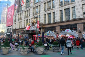 EUA-New York- em frente da Macy`s na sixth Avenue-Movimentacao das pessoas no Natal neste domingo 25-12-2016 .Fotos niyi fote-futurapress