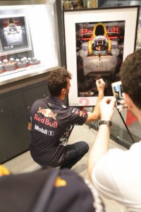 Daniel Ricciardo autographs a Picture