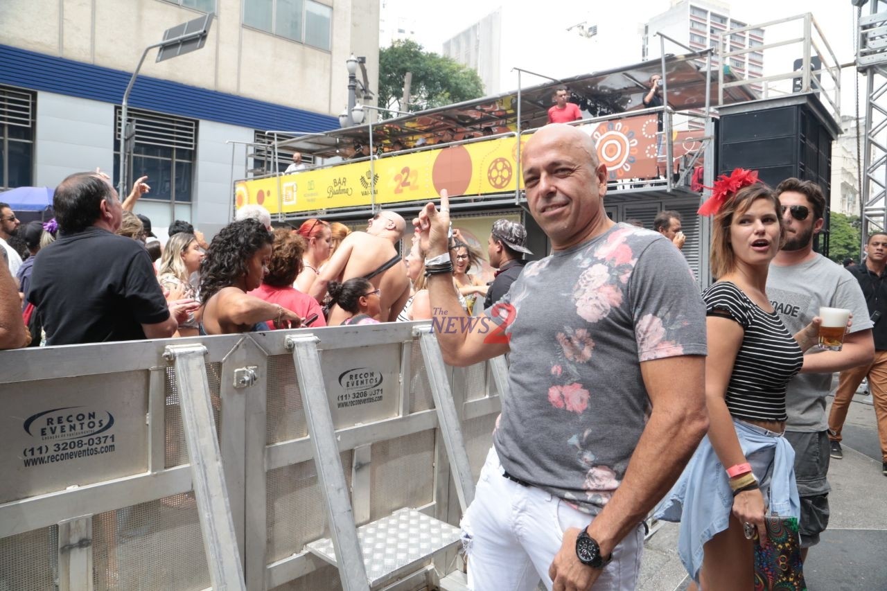 Famous Brazilian People Warm Up “Camarote Bar Brahma” -Sao Paulo