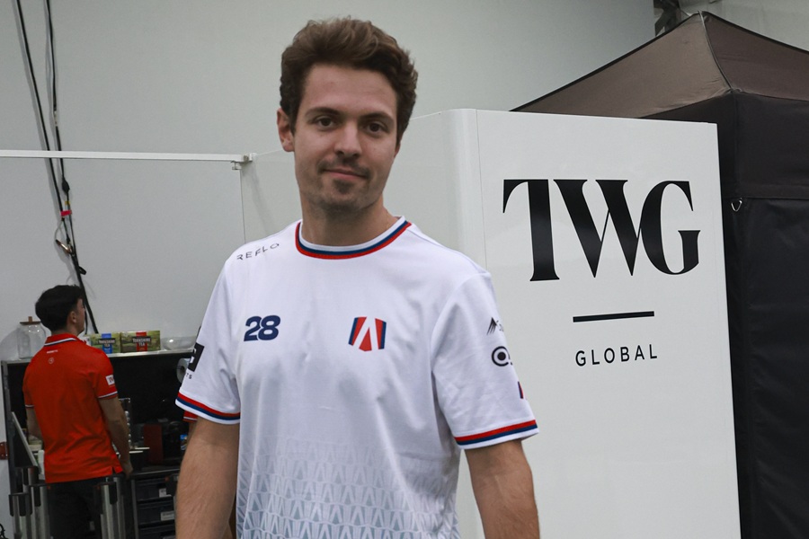 Equipes ajustam carros antes do cancelamento do Treino 1 da Fórmula E no Anhembi em São Paulo