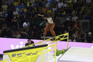 Rayssa Leal comemora o tetracampeonato da Street League Skateboarding (SLS) em São Paulo