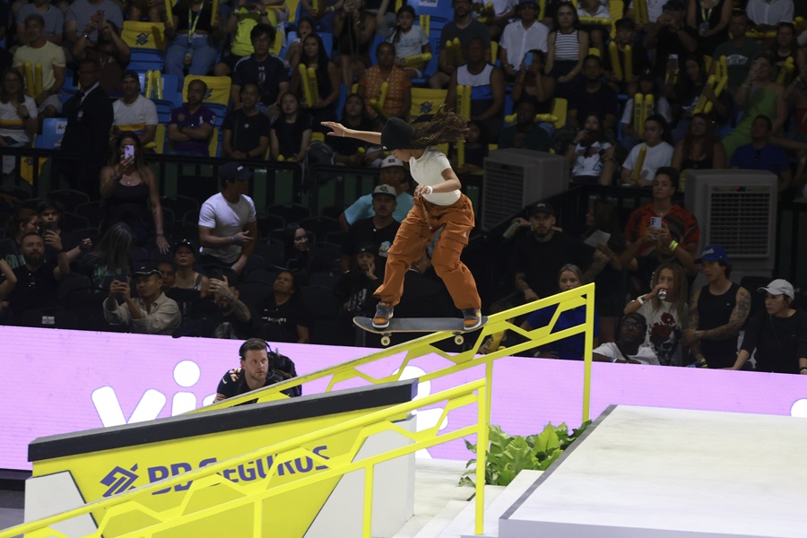 Rayssa Leal comemora o tetracampeonato da Street League Skateboarding (SLS) em São Paulo