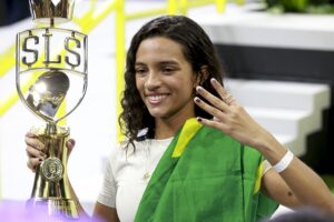 Rayssa Leal comemora o tetracampeonato da Street League Skateboarding (SLS) em São Paulo