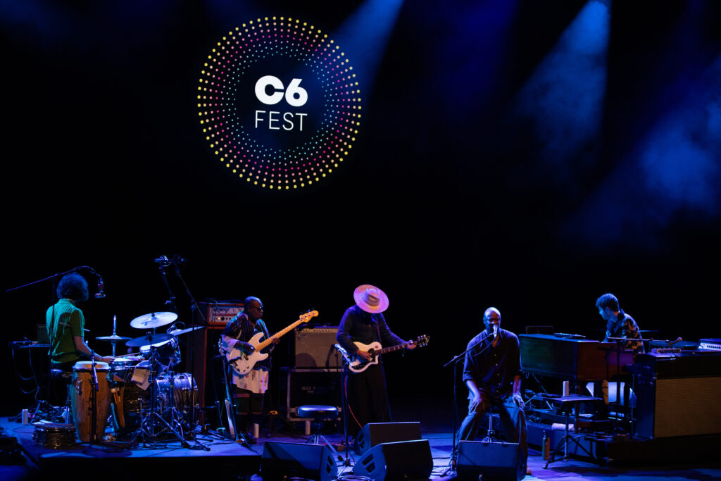 Apresentação de Meshell Ndegeocello durante o C6 Fest em São Paulo
