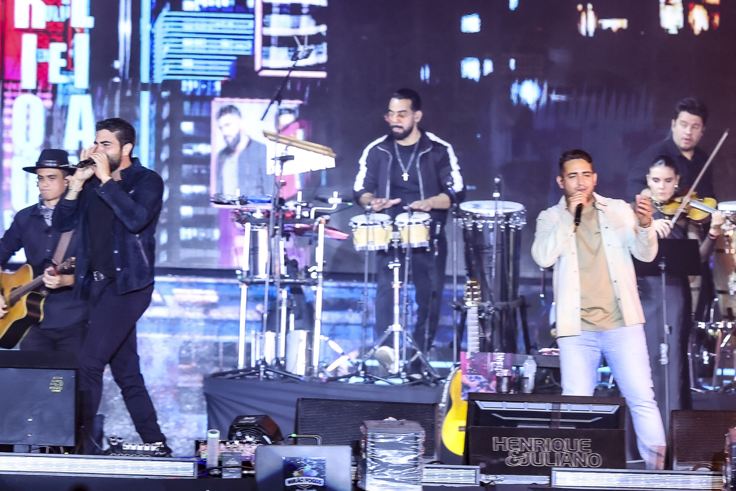 📸 Foto: Pedro Paulo Diaz / TheNews2 | " "Dupla de São Paulo Canta Sucessos de Amor Henrique e Juliano Marcam Presente No Estádios Musicais