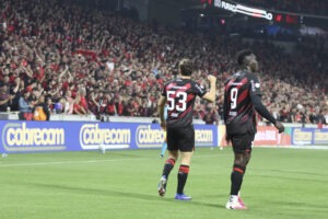 CURITIBA (PR), 03/08/2026 - COPA DO BRASIL/ATHLETICO-PR/VITÓRIA – O jogador DuDu do Athletico Paranaense faz e comemora seu gol em partida contra o Vi