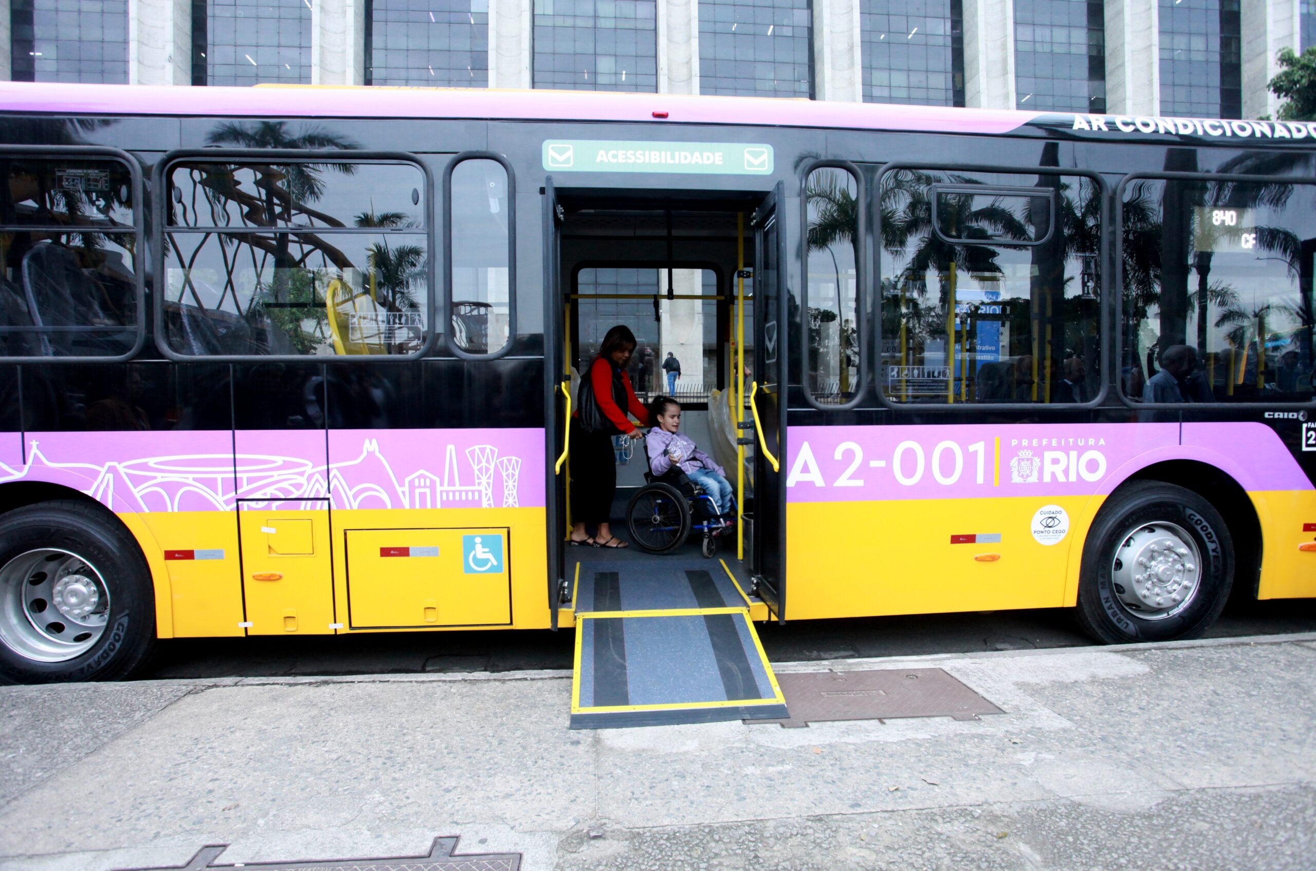 📸 Foto: onofre veras / TheNews2 | Prefeitura do Rio entrega novos ônibus com piso baixo para reforçar transporte público na Zona Oeste