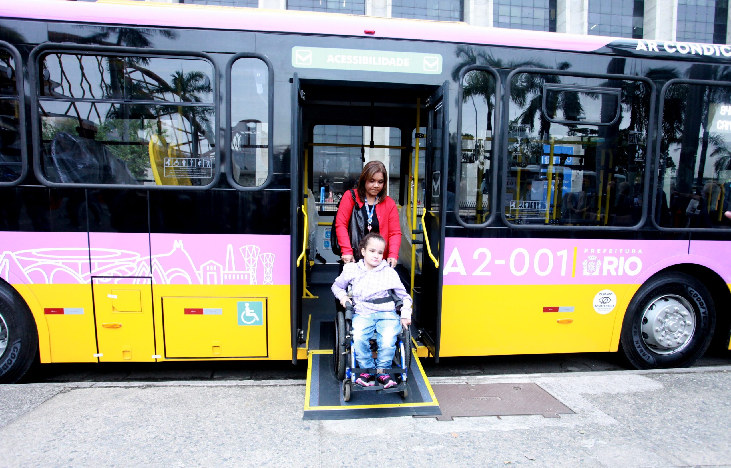 📸 Foto: onofre veras / TheNews2 | Prefeitura do Rio entrega novos ônibus com piso baixo para reforçar transporte público na Zona Oeste