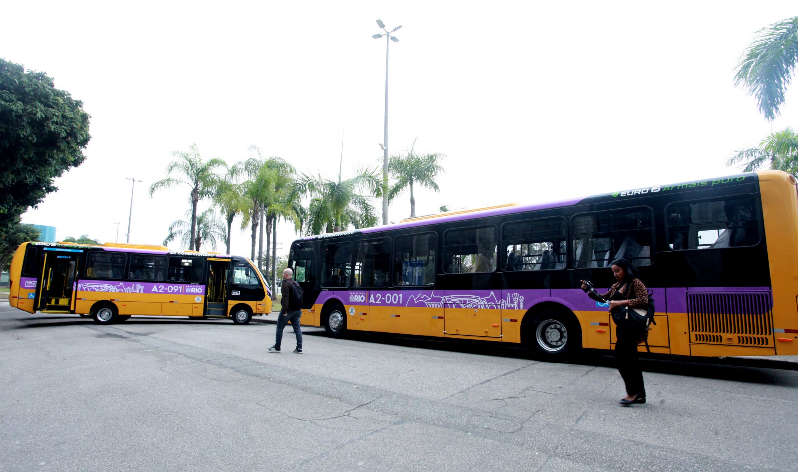 📸 Foto: onofre veras / TheNews2 | Prefeitura do Rio entrega novos ônibus com piso baixo para reforçar transporte público na Zona Oeste