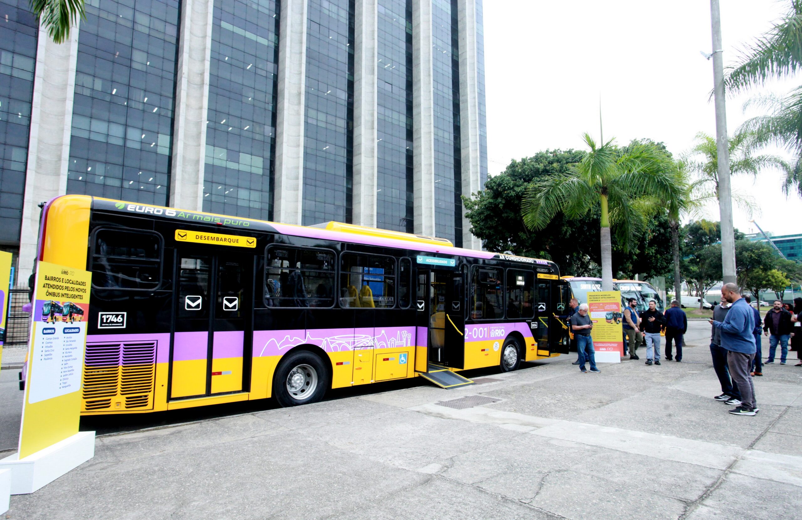 📸 Foto: onofre veras / TheNews2 | Prefeitura do Rio entrega novos ônibus com piso baixo para reforçar transporte público na Zona Oeste