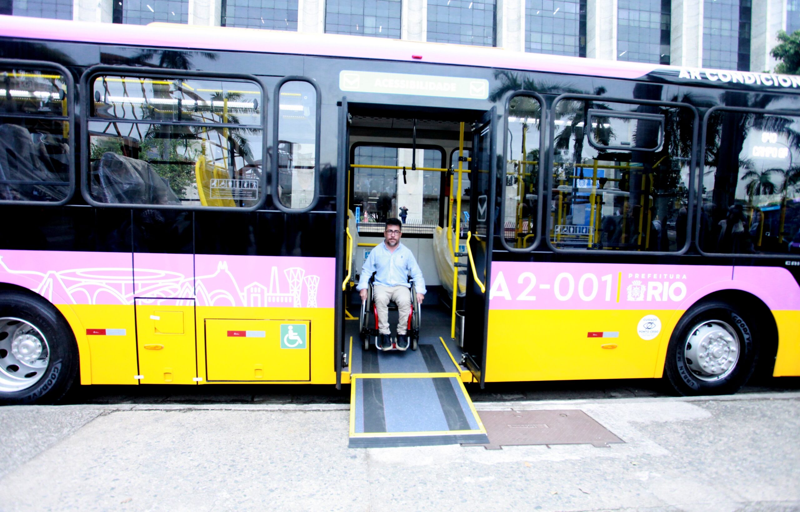 📸 Foto: onofre veras / TheNews2 | Prefeitura do Rio entrega novos ônibus com piso baixo para reforçar transporte público na Zona Oeste