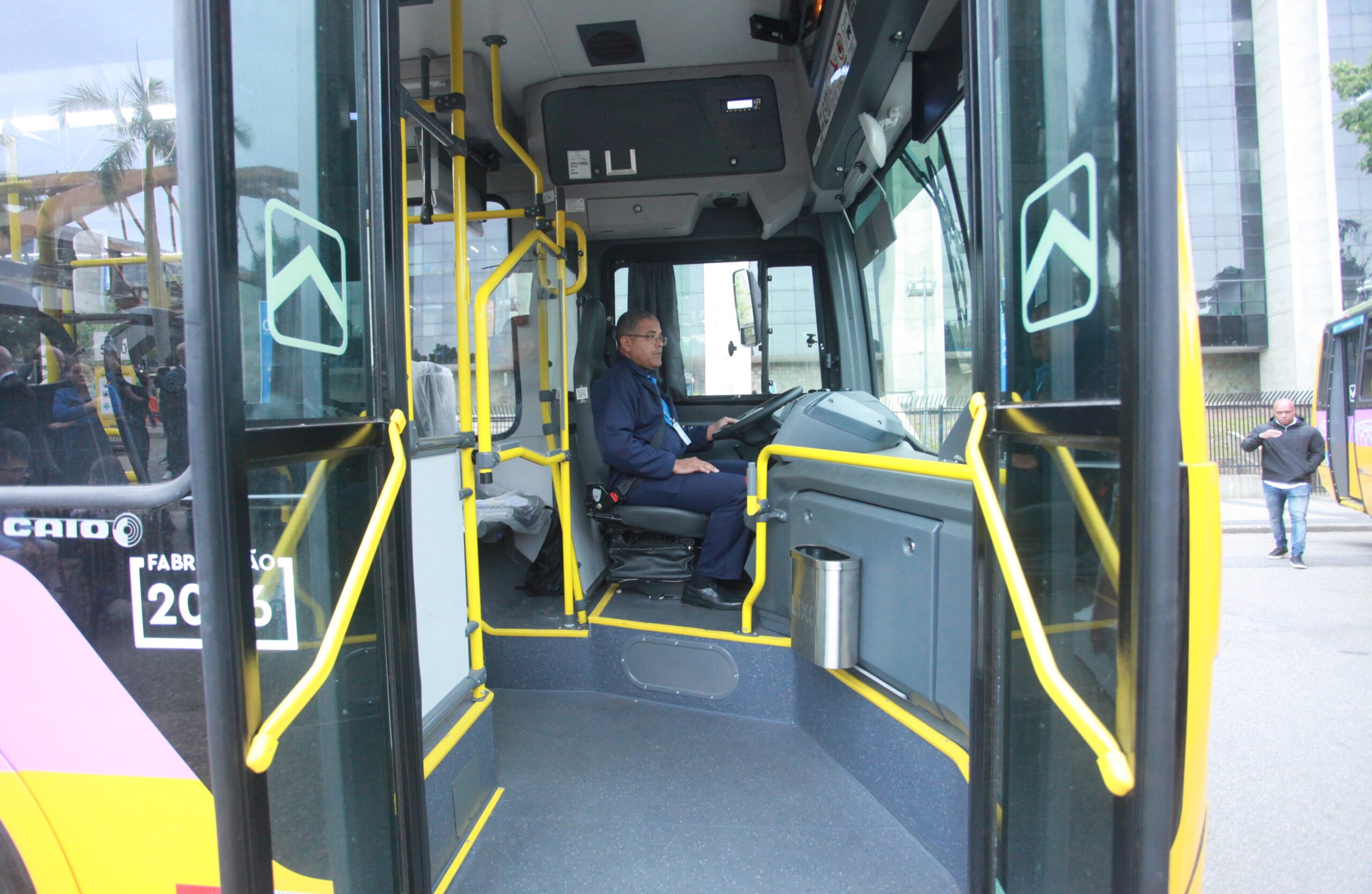 📸 Foto: onofre veras / TheNews2 | Prefeitura do Rio entrega novos ônibus com piso baixo para reforçar transporte público na Zona Oeste
