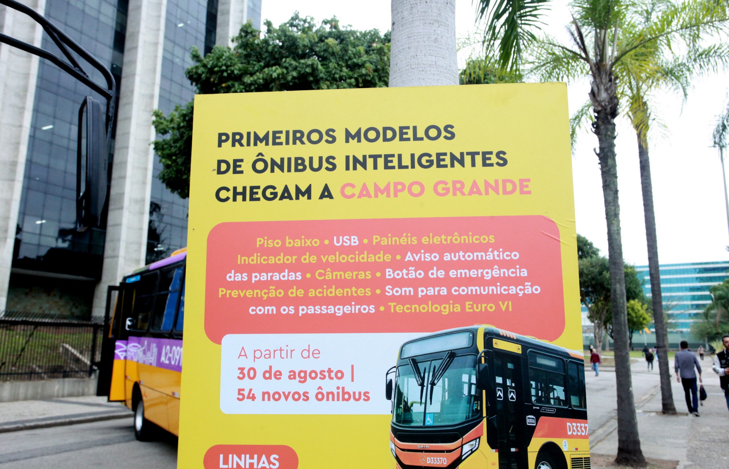 📸 Foto: onofre veras / TheNews2 | Prefeitura do Rio entrega novos ônibus com piso baixo para reforçar transporte público na Zona Oeste
