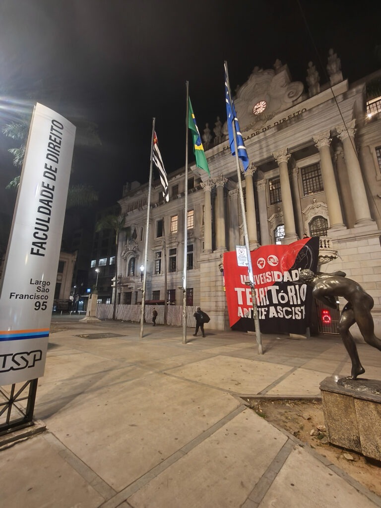 SÃO PAULO (SP), 13/08/2026 – POLÍTICA/MANIFESTAÇÃO – A União Nacional dos Estudantes (UNE), a União Estadual dos Estudantes (UEE) e o Centro Acadêmico XI de Agosto realizam, nesta quinta-feira (13), um ato contra o candidato à Presidência Renan Santos, no Largo São Francisco, região central de São Paulo. A manifestação está prevista para as 20h30, em frente à Faculdade de Direito da USP.