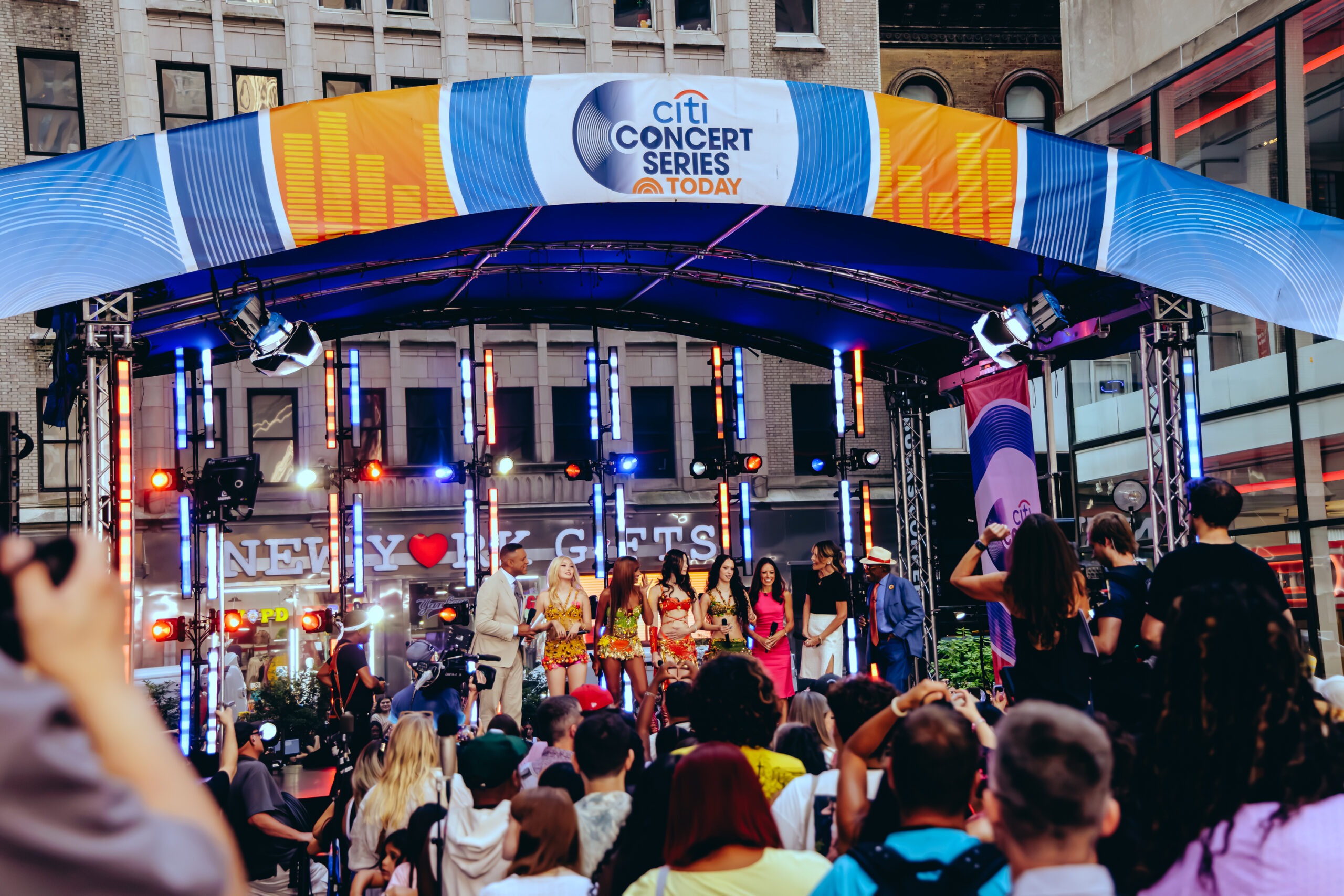 (NEW) KATSEYE Performs at Today Citi Concerts at Rockefeller Center. August 14, 2026, New York, USA: Daniela, Lara, Manon, and Sophia of KATSEYE, perform live at Today Show Citi Concerts at Rockefeller Center, bringing their energy and music to the heart of New York City.
Credit: Anthony Oliveira... | Photo: Anthony Oliveira / TheNews2