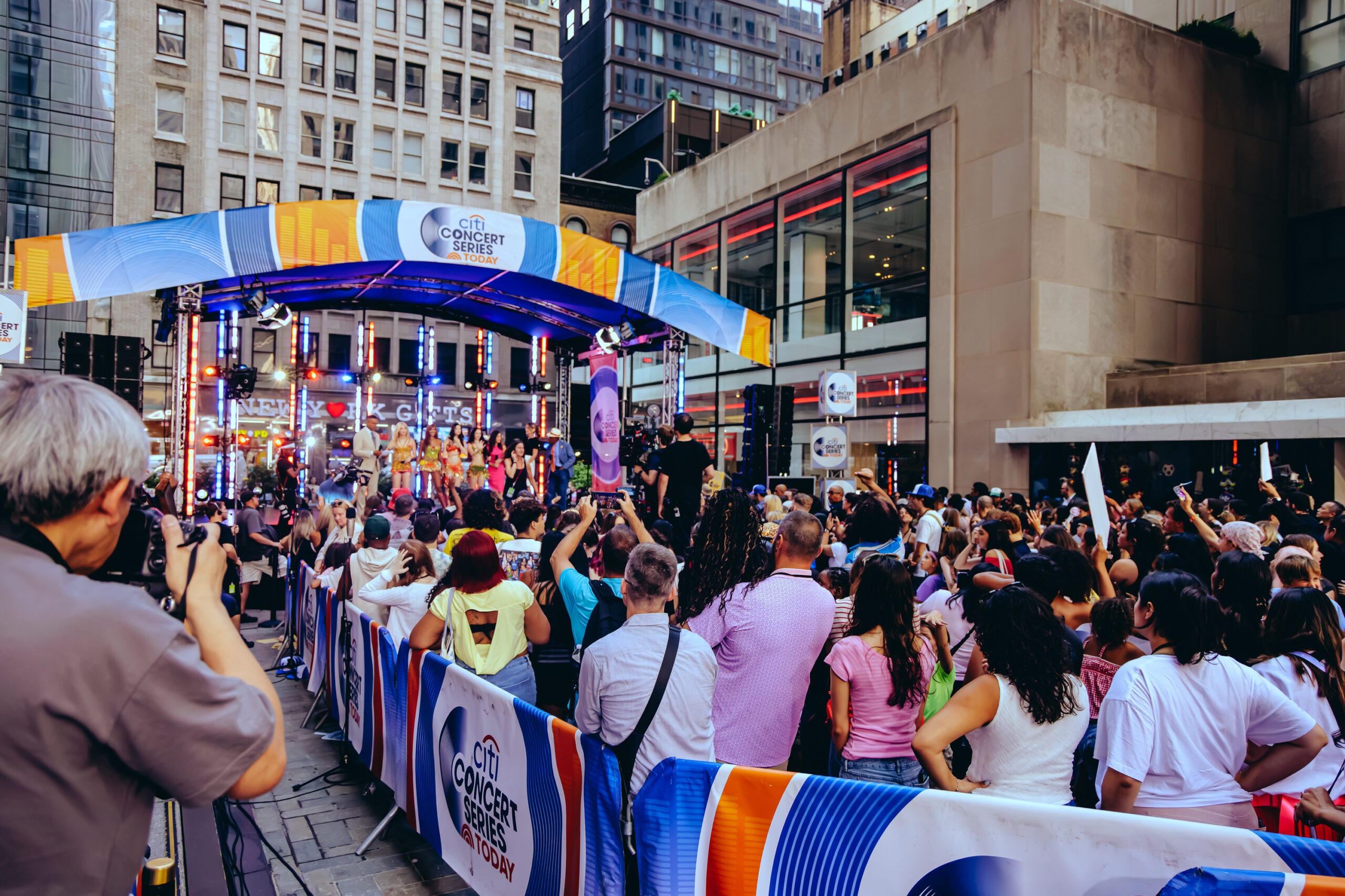 (NEW) KATSEYE Performs at Today Citi Concerts at Rockefeller Center. August 14, 2026, New York, USA: Daniela, Lara, Manon, and Sophia of KATSEYE, perform live at Today Show Citi Concerts at Rockefeller Center, bringing their energy and music to the heart of New York City.
Credit: Anthony Oliveira... | Photo: Anthony Oliveira / TheNews2