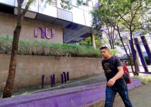 Nubank atinge lucro trimestral recorde de um bilhão de reais e consolida transformação bancária