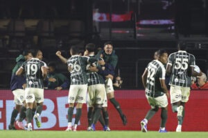 SÃO PAULO (SP), 15/08/2026 – FUTEBOL/BRASILEIRÃO/SÃO PAULO X CORITIBA – Tiago Coser do Coritiba faz e comemora seu gol em partida entre São Paulo e Co