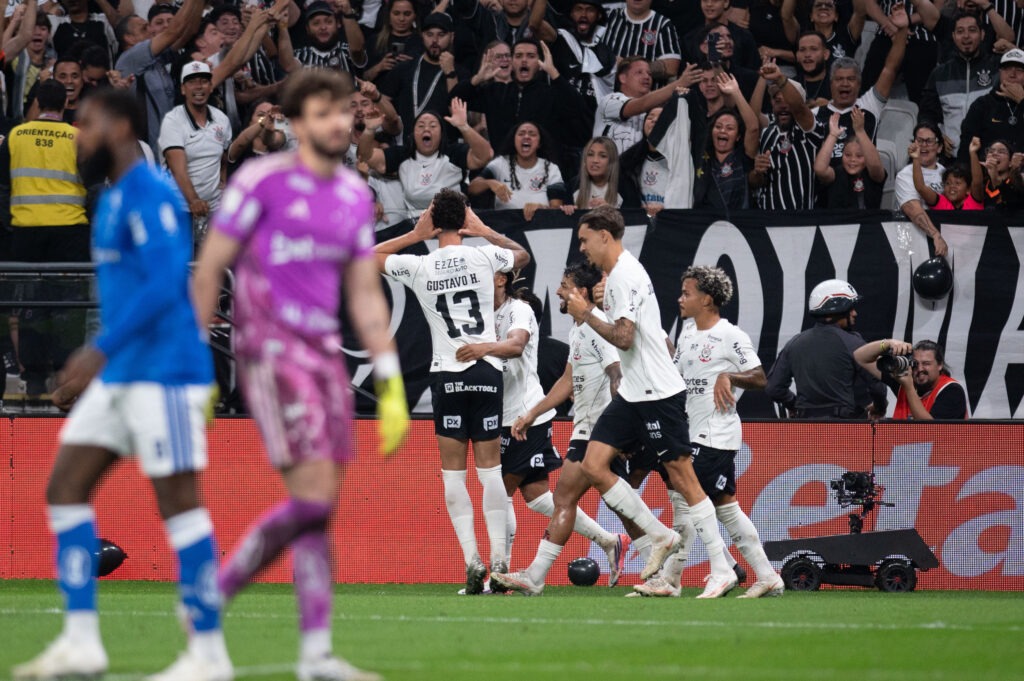 Corinthians e Cruzeiro duelam na Neo Química Arena em confronto decisivo pelo Campeonato Brasileiro