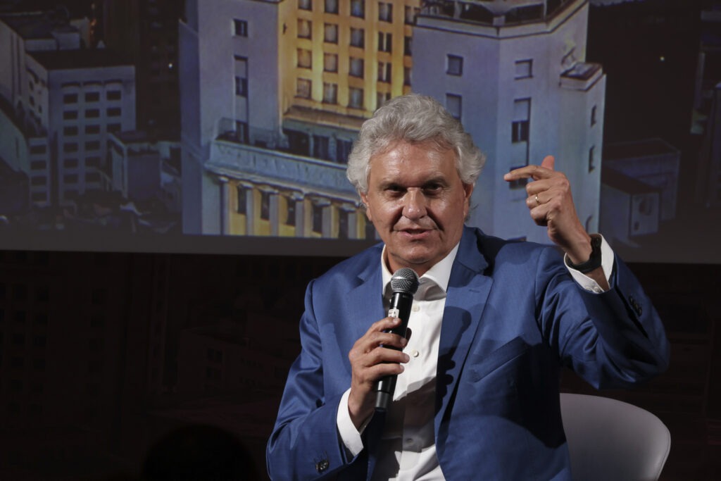Colidindo interesses: Zema e Caiado enfrentam o desafio econômico na Conferência Anual do Santander