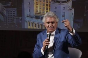 Colidindo interesses: Zema e Caiado enfrentam o desafio econômico na Conferência Anual do Santander