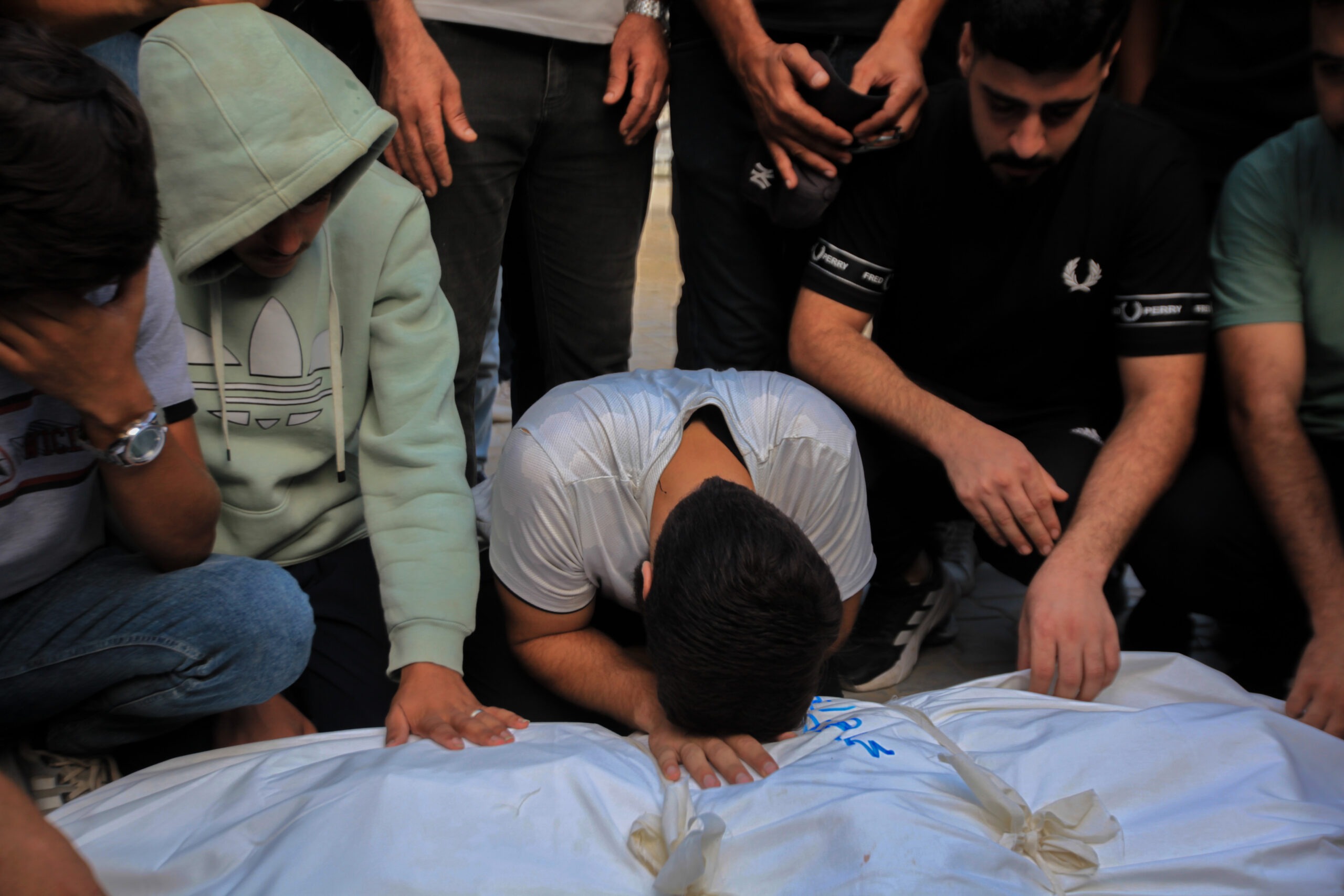 📸 Foto: Hashem Zimmo / TheNews2 | Funerais na Cidade de Gaza reúnem multidão após ataque aéreo israelense atingir infraestrutura portuária