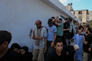 Funerais na Cidade de Gaza reúnem multidão após ataque aéreo israelense atingir infraestrutura portuária