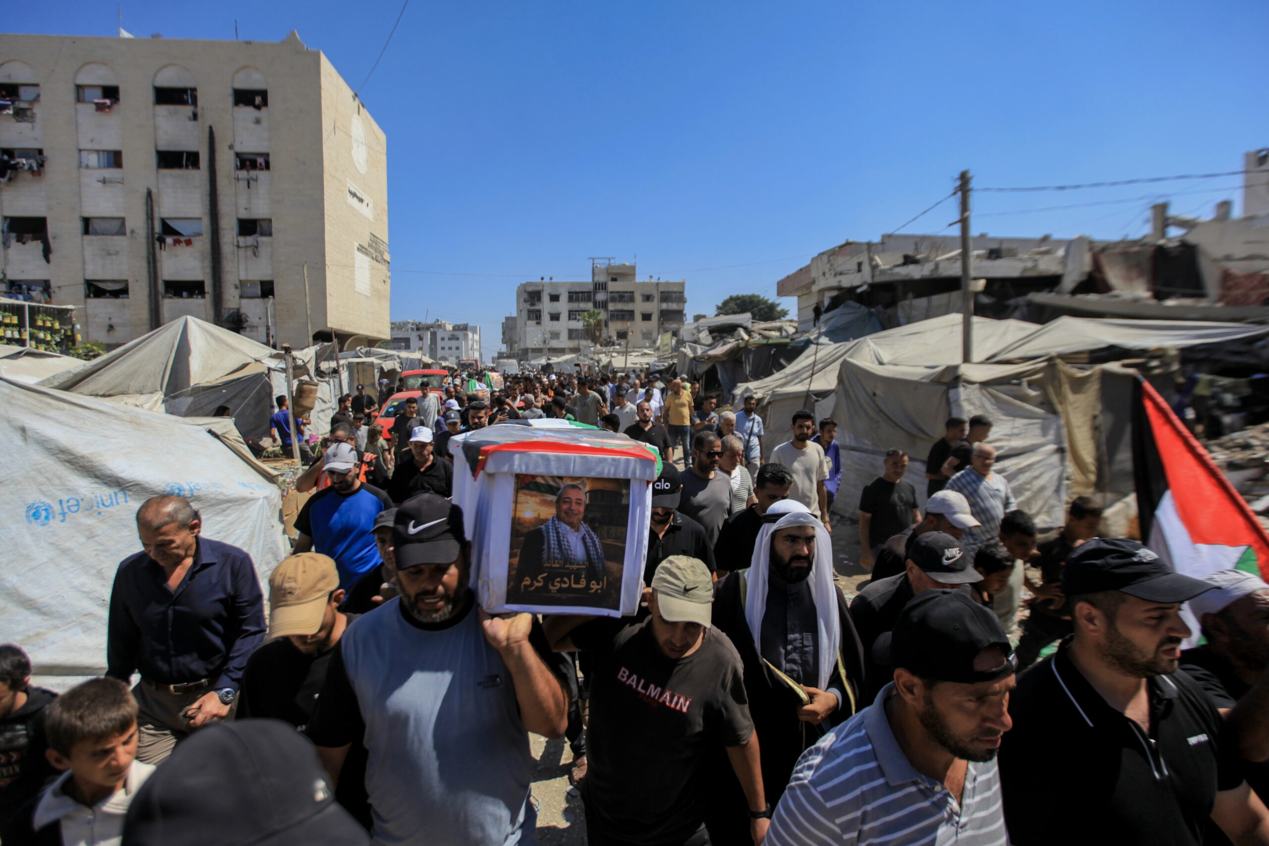 📸 Foto: Hashem Zimmo / TheNews2 | Funeral coletivo em Gaza sepulta cinquenta vítimas resgatadas dos escombros após meses de buscas