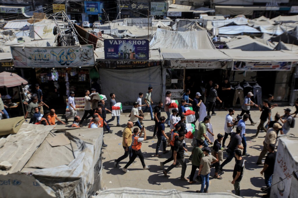 Funeral coletivo em Gaza sepulta cinquenta vítimas resgatadas dos escombros após meses de buscas