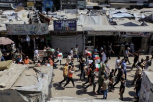 Funeral coletivo em Gaza sepulta cinquenta vítimas resgatadas dos escombros após meses de buscas