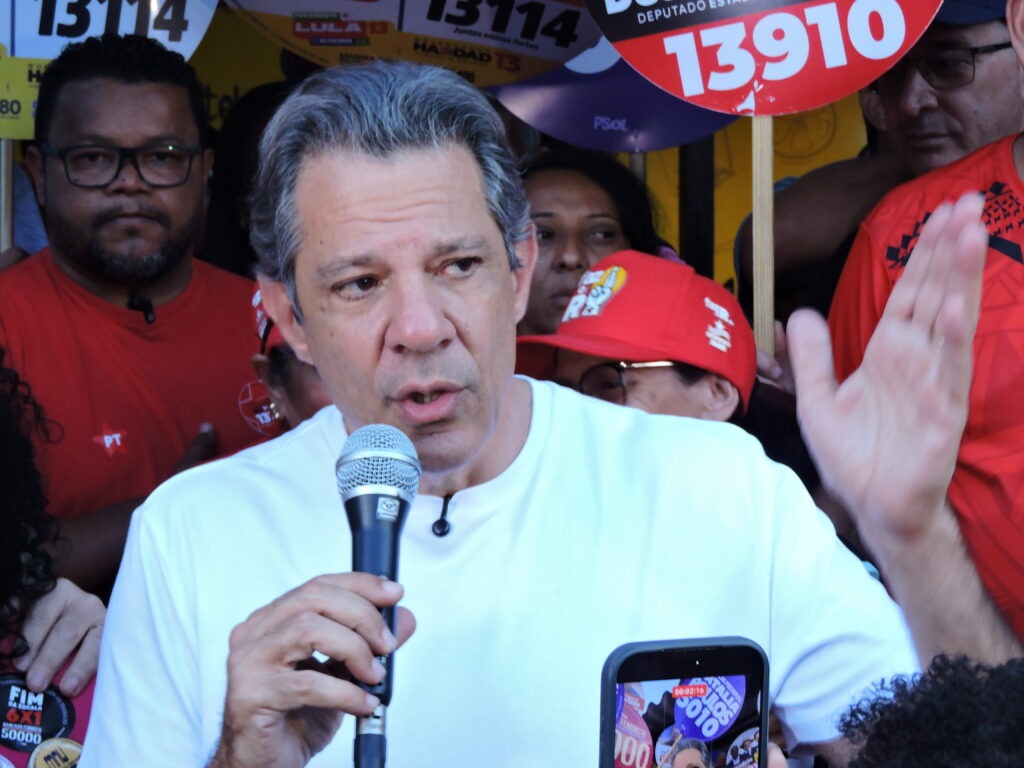 Fernando Haddad intensifica campanha ao governo de São Paulo com caminhada no Capão Redondo