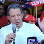 Fernando Haddad intensifica campanha ao governo de São Paulo com caminhada no Capão Redondo