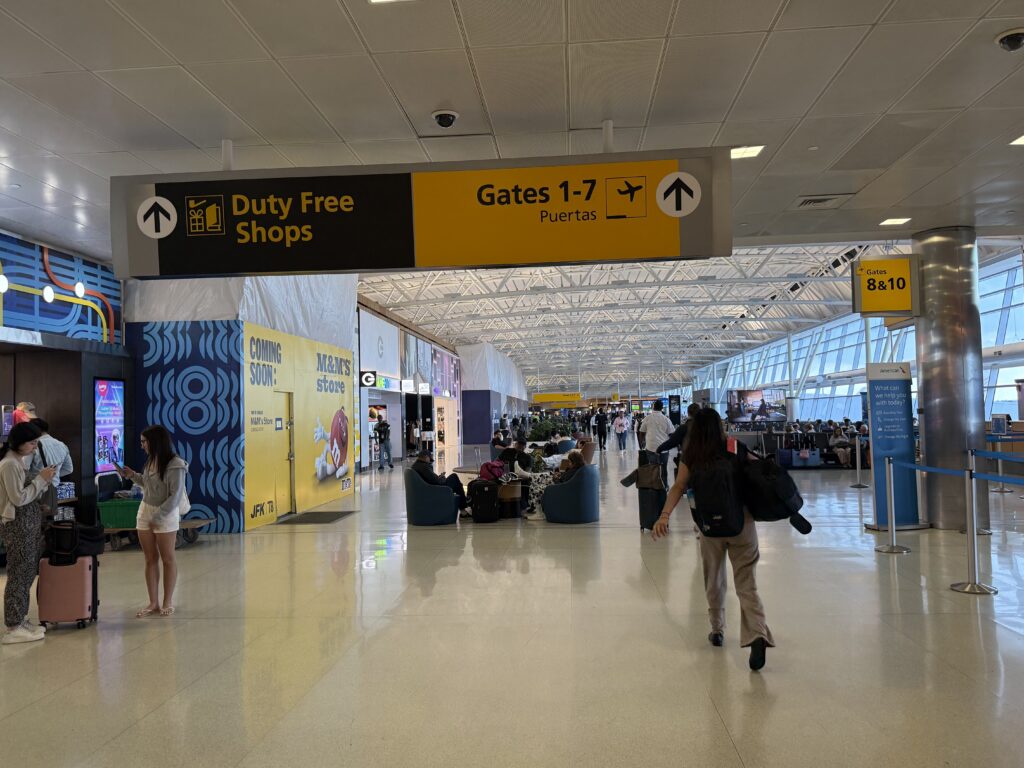 Aeroporto Internacional JFK Enfrenta Pico Operacional em Meio a Obras Históricas de Modernização