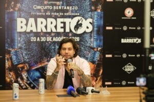 Rafael Barreto lidera banda Jammil em trio elétrico durante tradicional Festa do Peão de Barretos