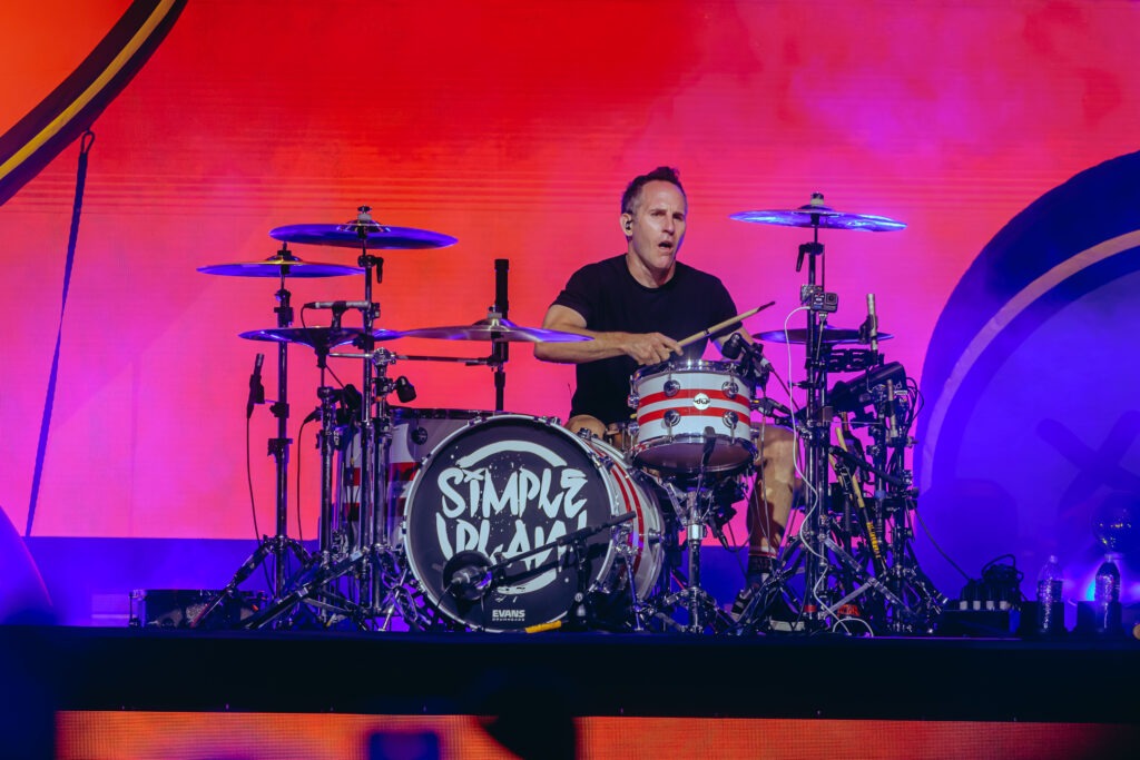 Simple Plan lidera concerto beneficente no Central Park em noite marcada pela nostalgia do pop-punk