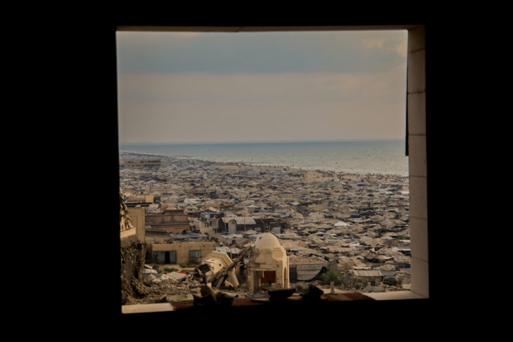 Famílias palestinas enfrentam colapso humanitário extremo e lutam pela sobrevivência nas ruínas de Gaza