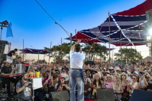 Cantor Nattan mobiliza multidão no Palco Camping da Festa do Peão de Barretos