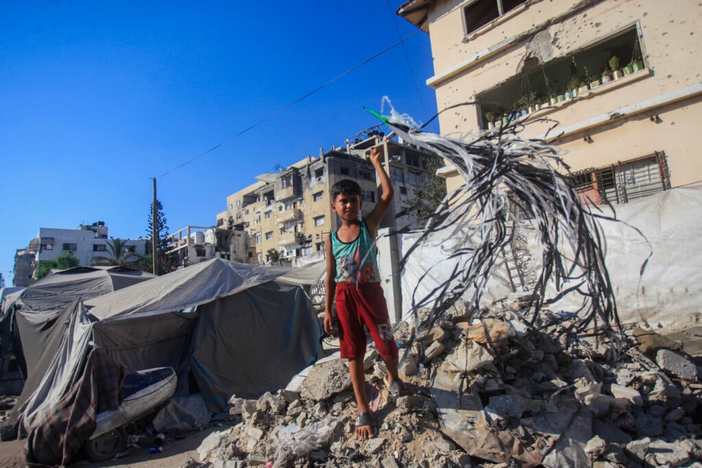 Crianças empinam pipas em Gaza sob ameaça de retaliação militar das forças israelenses