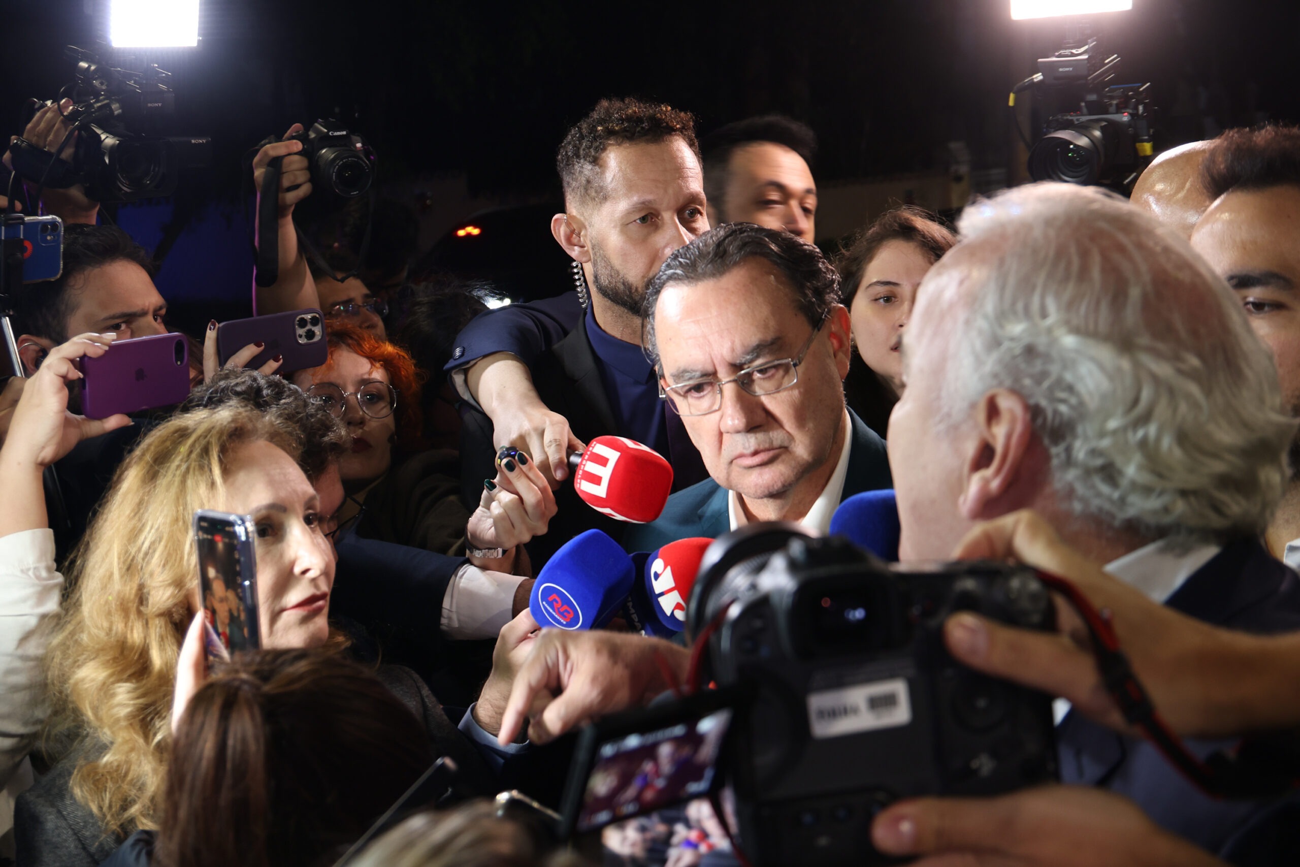 📸 Foto: Leco Viana / TheNews2 | Augusto Cury protesta em frente à Band e rejeita debate presidencial sem líderes das pesquisas