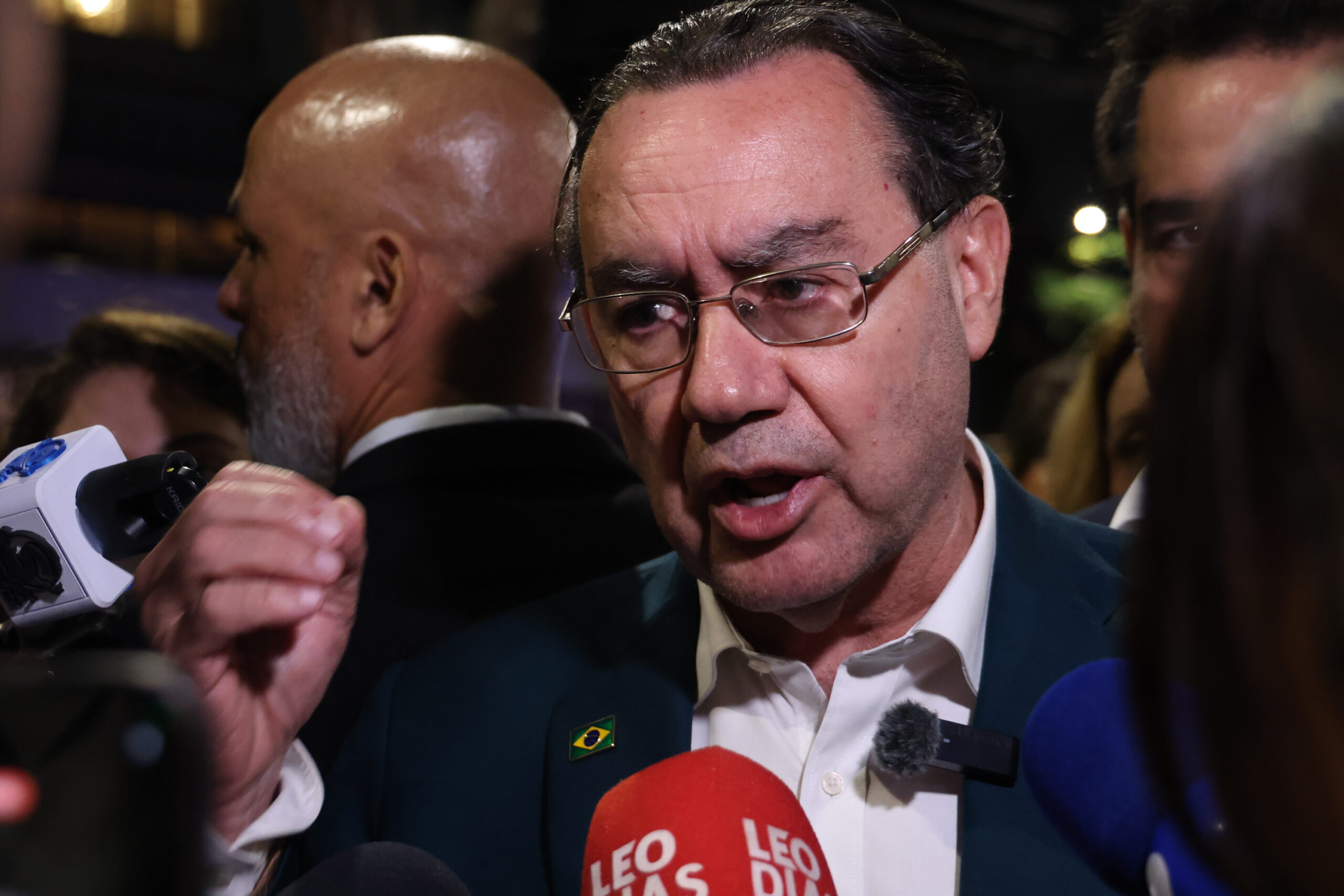 📸 Foto: Leco Viana / TheNews2 | Augusto Cury protesta em frente à Band e rejeita debate presidencial sem líderes das pesquisas
