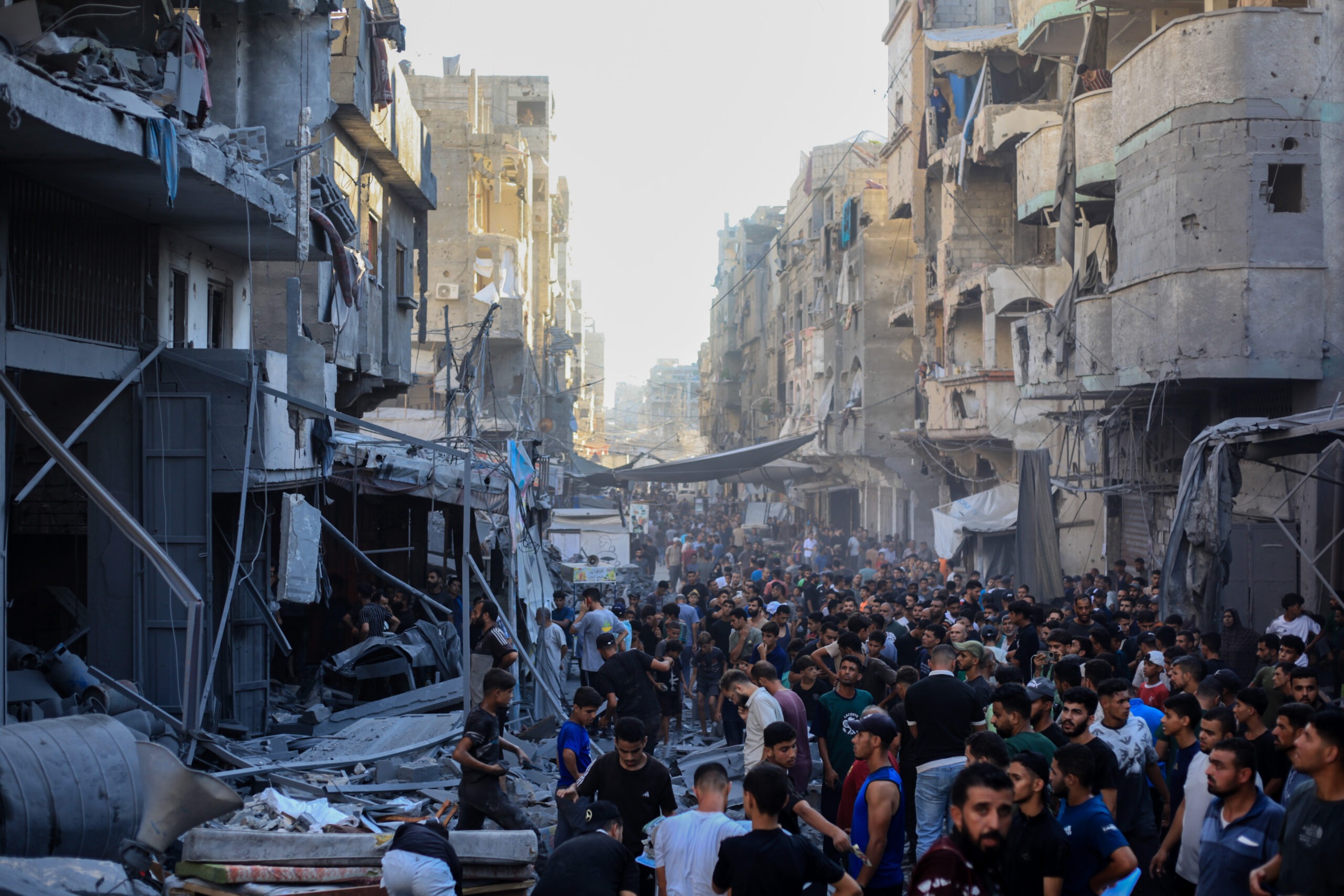 📸 Foto: Hashem Zimmo / TheNews2 | Ataque aéreo israelense atinge salão de orações da histórica Mesquita Al-Asqalan em Gaza