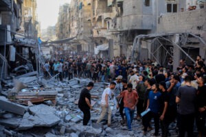 Ataque aéreo israelense atinge salão de orações da histórica Mesquita Al-Asqalan em Gaza