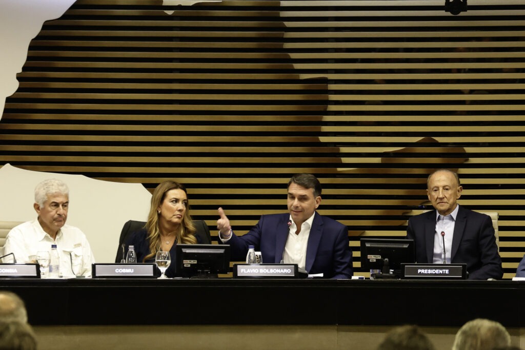 Flávio Bolsonaro reúne-se com a cúpula da Fiesp para apresentar propostas econômicas ao setor produtivo