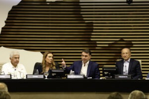 Flávio Bolsonaro reúne-se com a cúpula da Fiesp para apresentar propostas econômicas ao setor produtivo