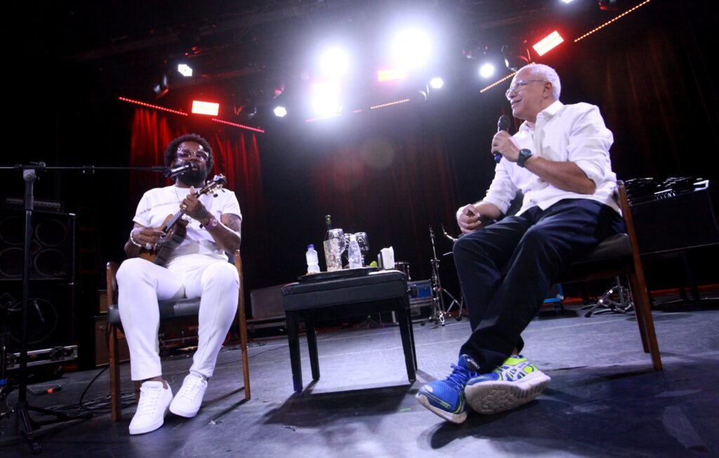 Xande de Pilares e Marcos Salles debatem trajetória do samba no Teatro Rival Petrobras