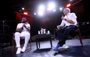 Xande de Pilares e Marcos Salles debatem trajetória do samba no Teatro Rival Petrobras