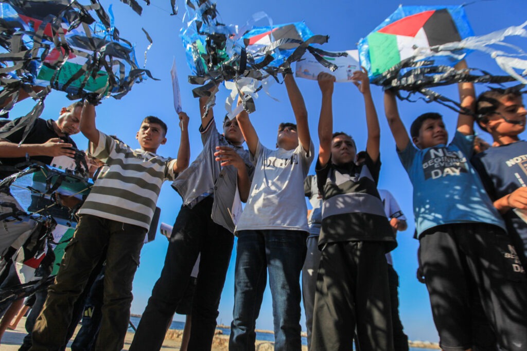 Crianças palestinas protestam no porto de Gaza contra restrições de Israel ao uso de pipas