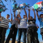 Crianças palestinas protestam no porto de Gaza contra restrições de Israel ao uso de pipas
